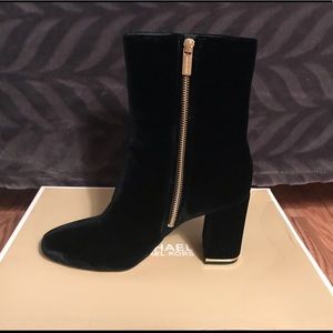 Michael Kors Ursula blk velvet bootie boots size 9